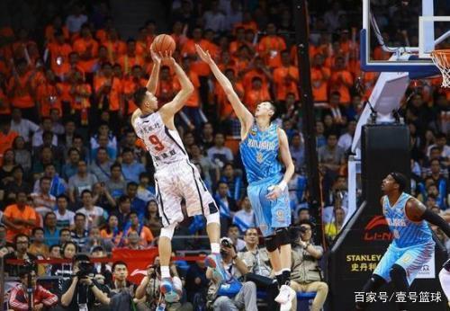 体育英超：曼城4-0大胜利兹联 重返积分榜首