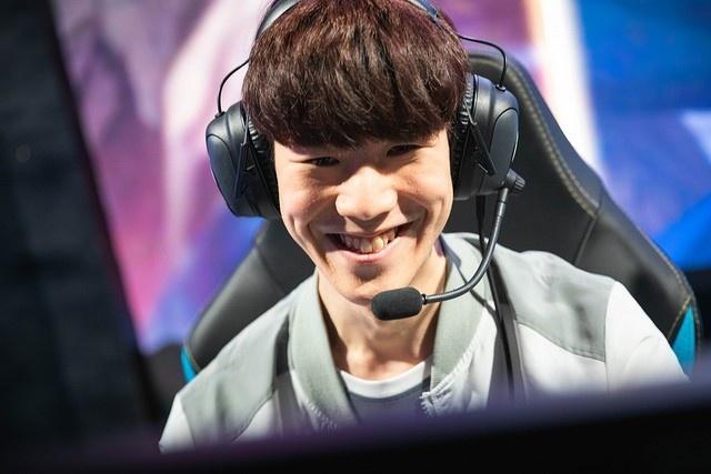 体育英超：曼城4-0大胜利兹联 重返积分榜首