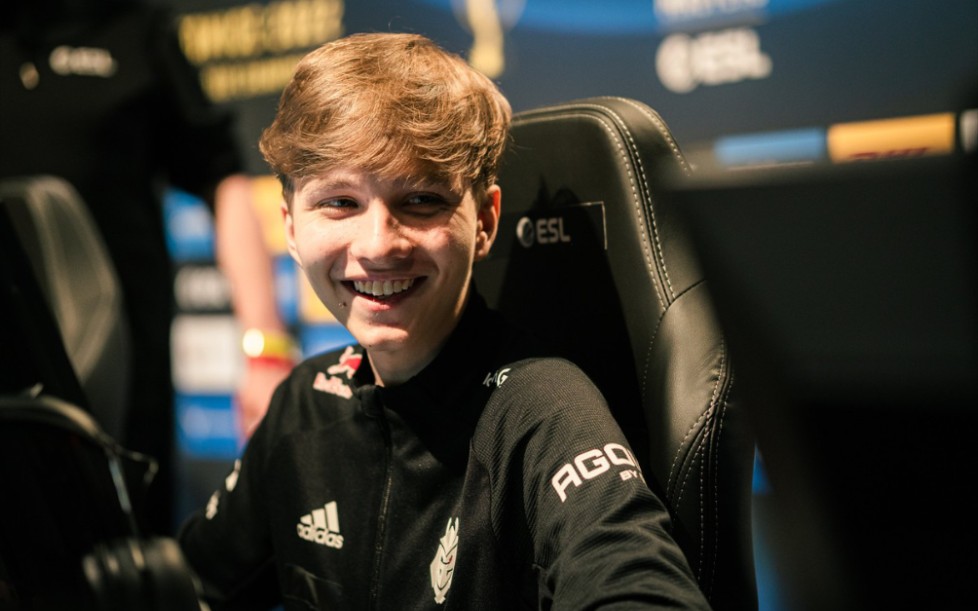 社交一下，图片报：受伤的菲尔克鲁格出现在德国队的训练场上.